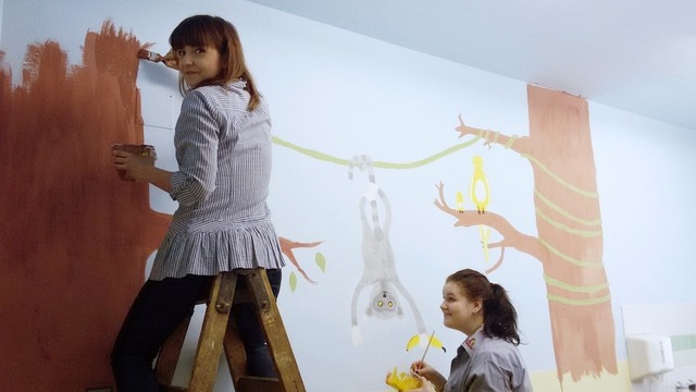 studentky Denisa Sovjáková a Klára Kmošková při malování dětské čekárny na rehabilitaci