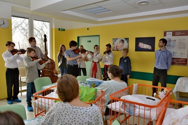 Cimbálová muzika Omladinka na oddělení šestinedělí
