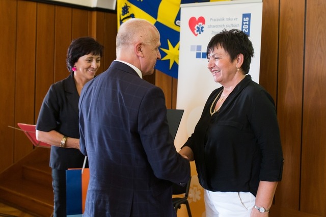 Foto: Josef Omelka, vedoucí staniční sestra UHN Zdenka Paroulková při přebírání ocenění