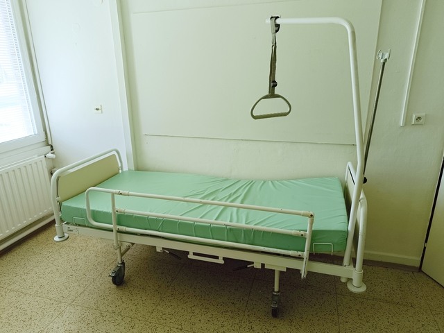 Mechanicky polohovatelné lůžko - 1.000 Kč